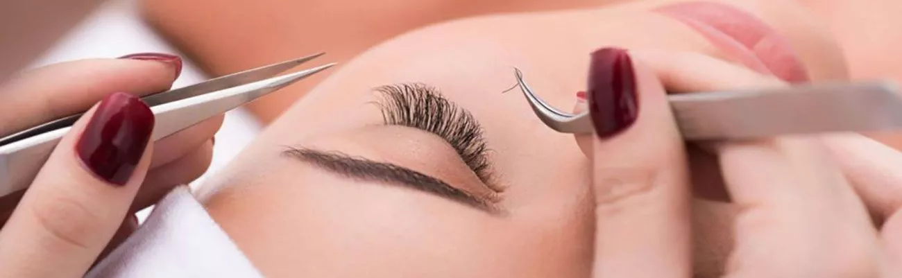 Клей для наращивания ресниц: правила работы и хранения Клей для наращивания ресниц: правила работы и хранения