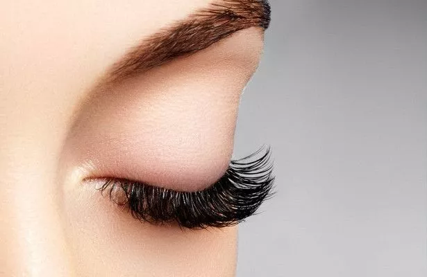 Особенности клея для наращивания ресниц на основе цианоакрилата Особенности клея для наращивания ресниц на основе цианоакрилата